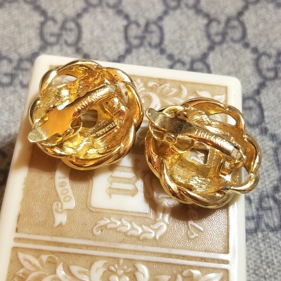 VTG TRIFARI Black Enamel Gold plated Love Knot Earrings - Picture 4 of 5